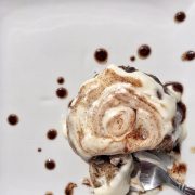 The best and easiest Keto Cinnamon Roll Mug Cake: 8 ingredients, 19 carbs and 10 minutes! Gluten free, grain free, sugar free and vegetarian! thegestationaldiabetic.com