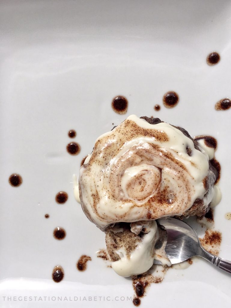 The best and easiest Keto Cinnamon Roll Mug Cake: 8 ingredients, 19 carbs and 10 minutes! Gluten free, grain free, sugar free and vegetarian! thegestationaldiabetic.com
